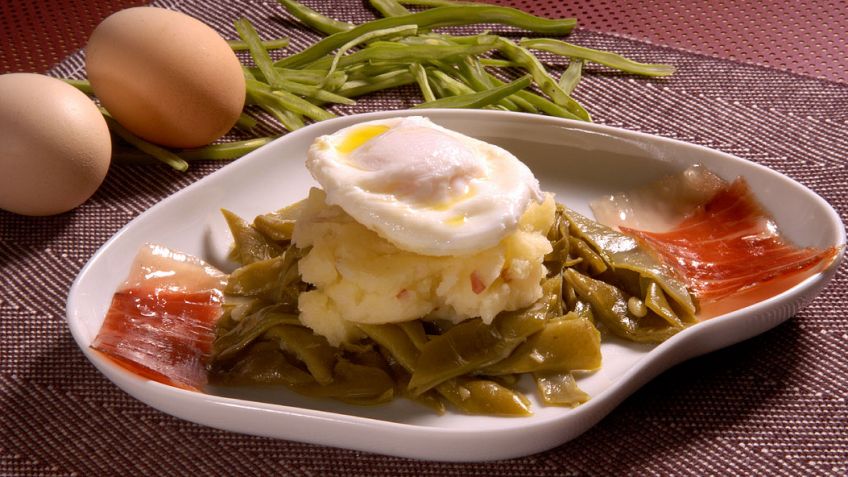 judias-con-jamon-y-huevos-escalfados