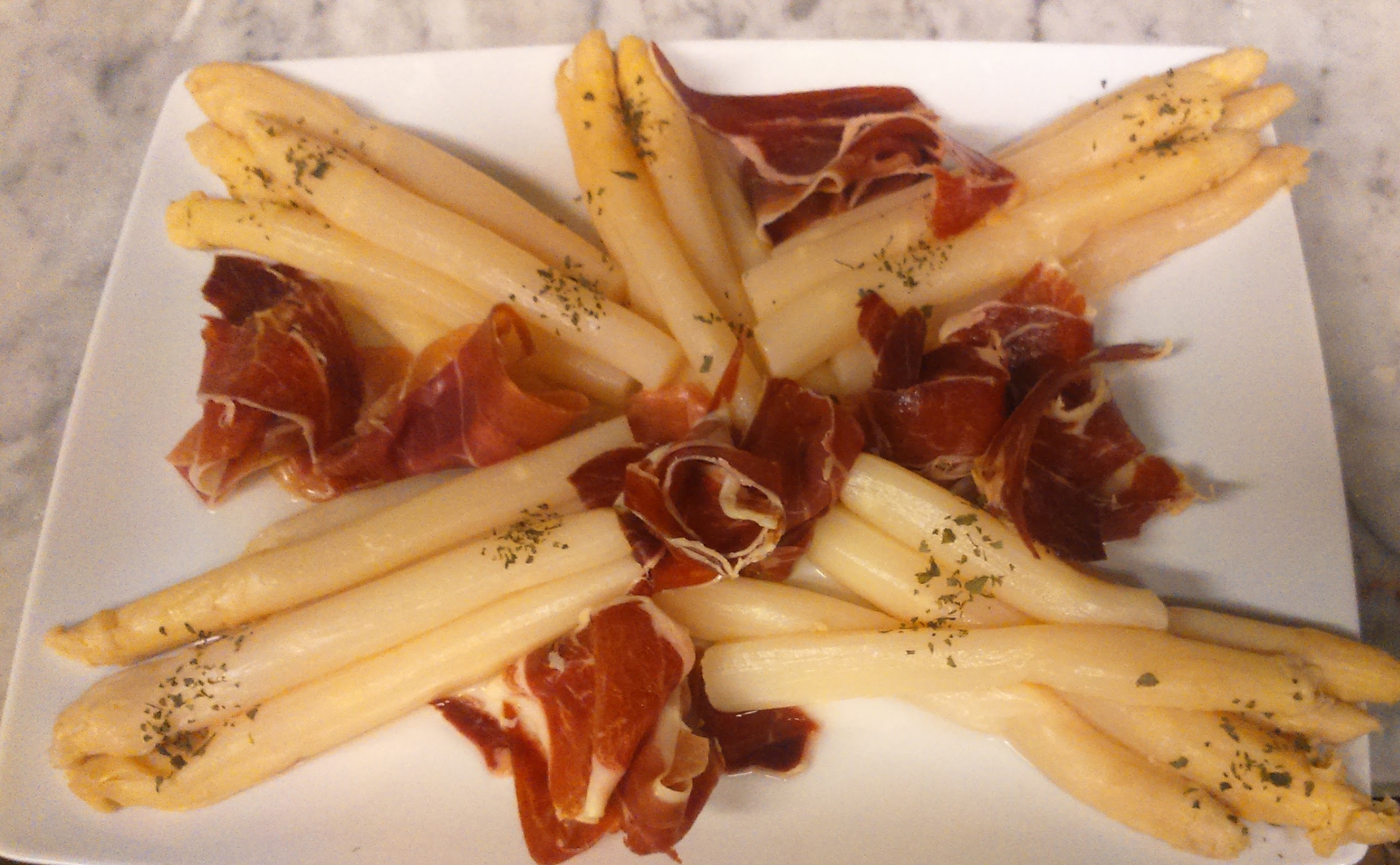 Espárragos con jamón