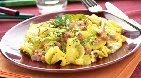 patatas con huevos rotos